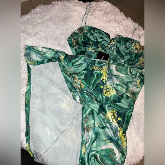 PRETTY LITTLE THING  Plus Green Swirl Crinkle Rib Cup Detail Midi Dress Size: 22 - Picture 6 of 10